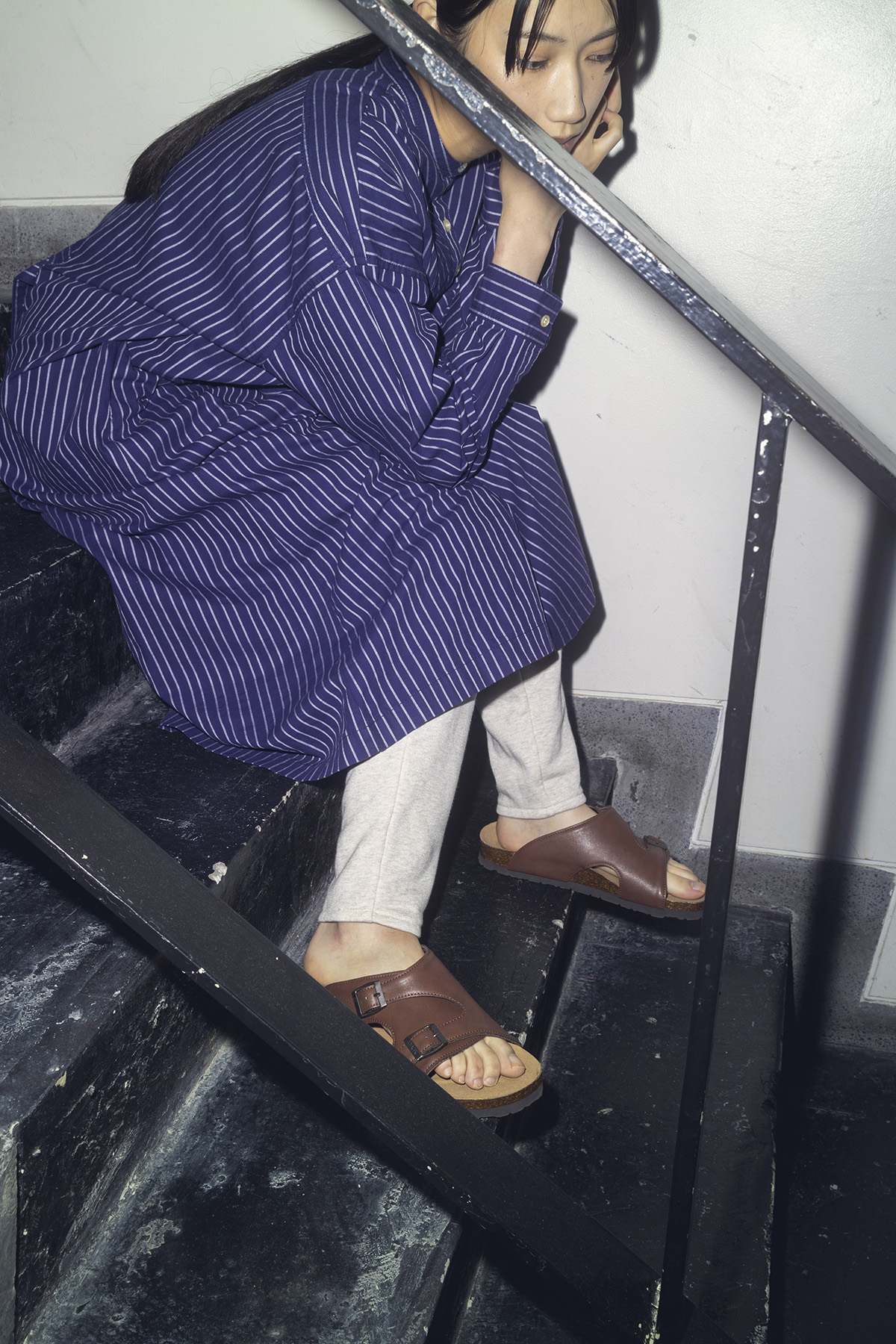 ストライプワンピースとパンツの女性モデル写真