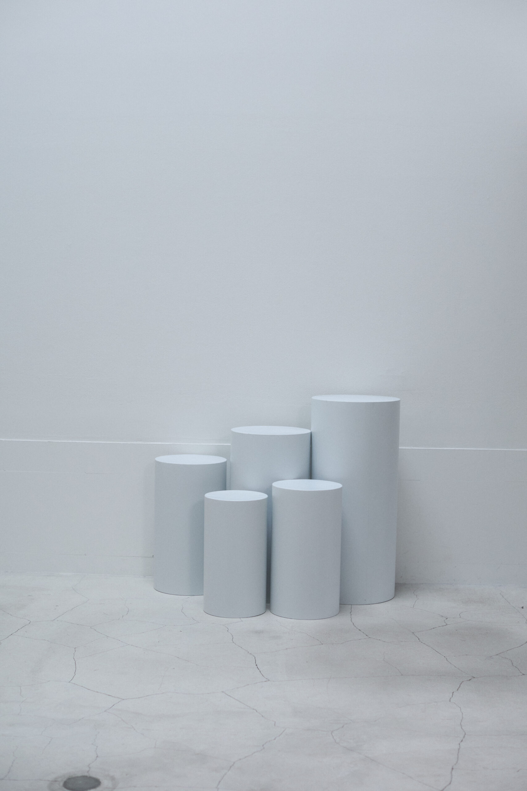 白い筒のオブジェが重なって並んでいる写真