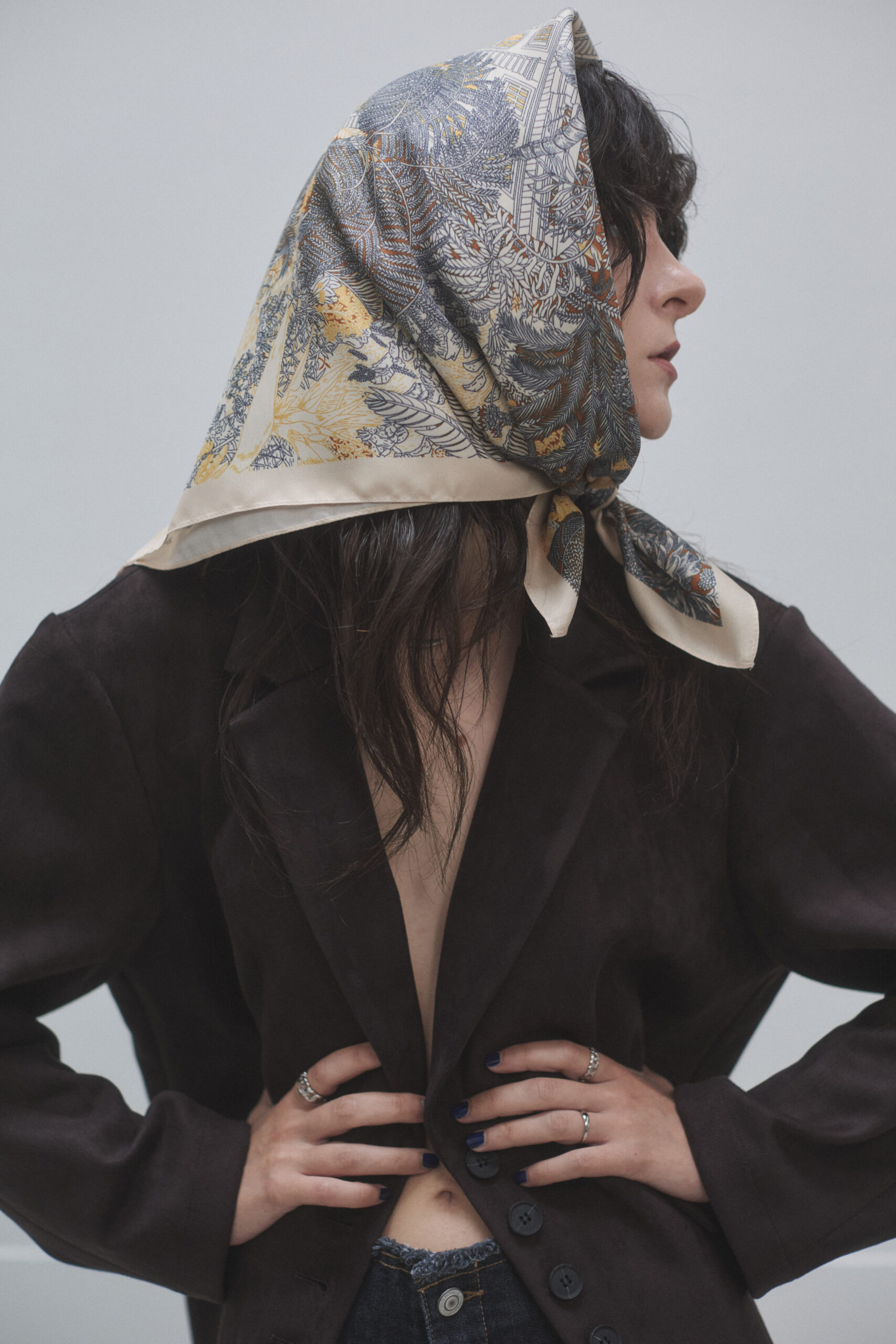 こげ茶色のジャケットを着ている女性モデルの写真