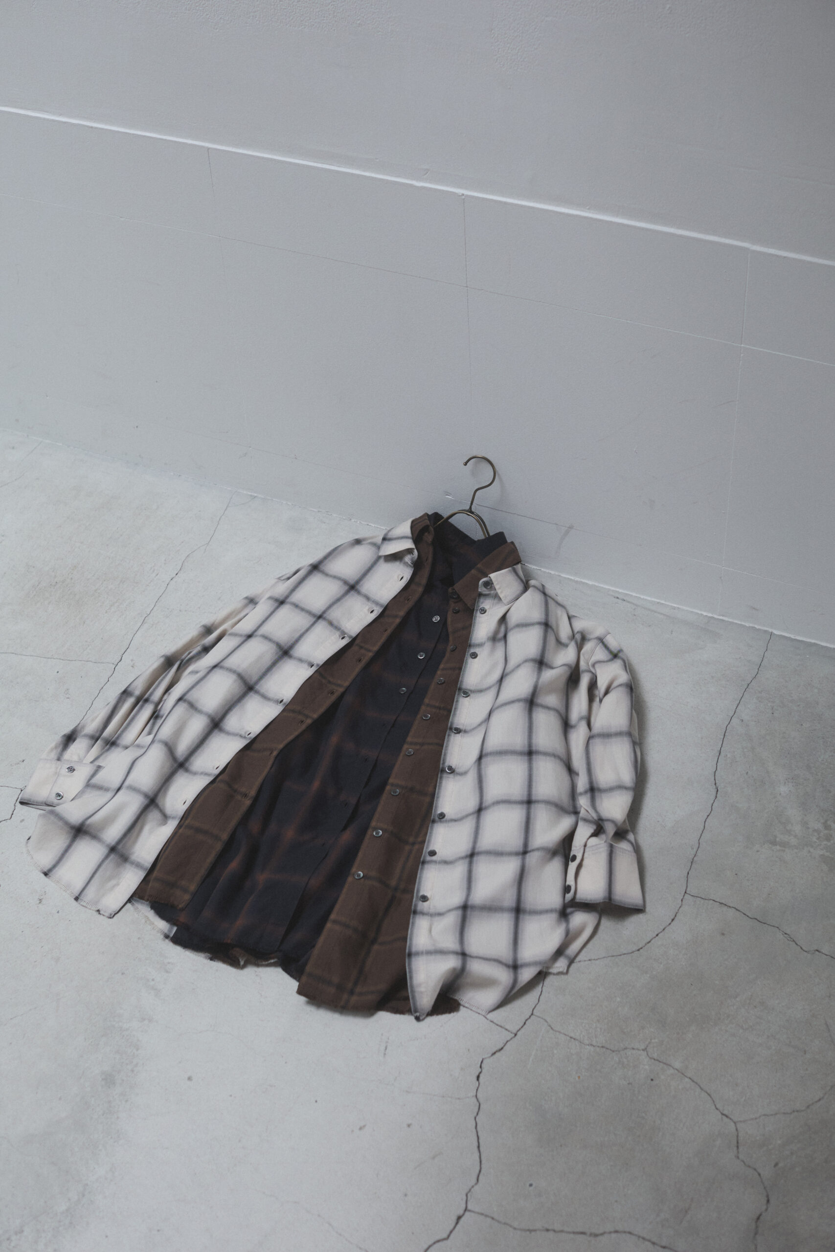 ウィンドウペーンチェックのネルシャツが3枚重なっている写真