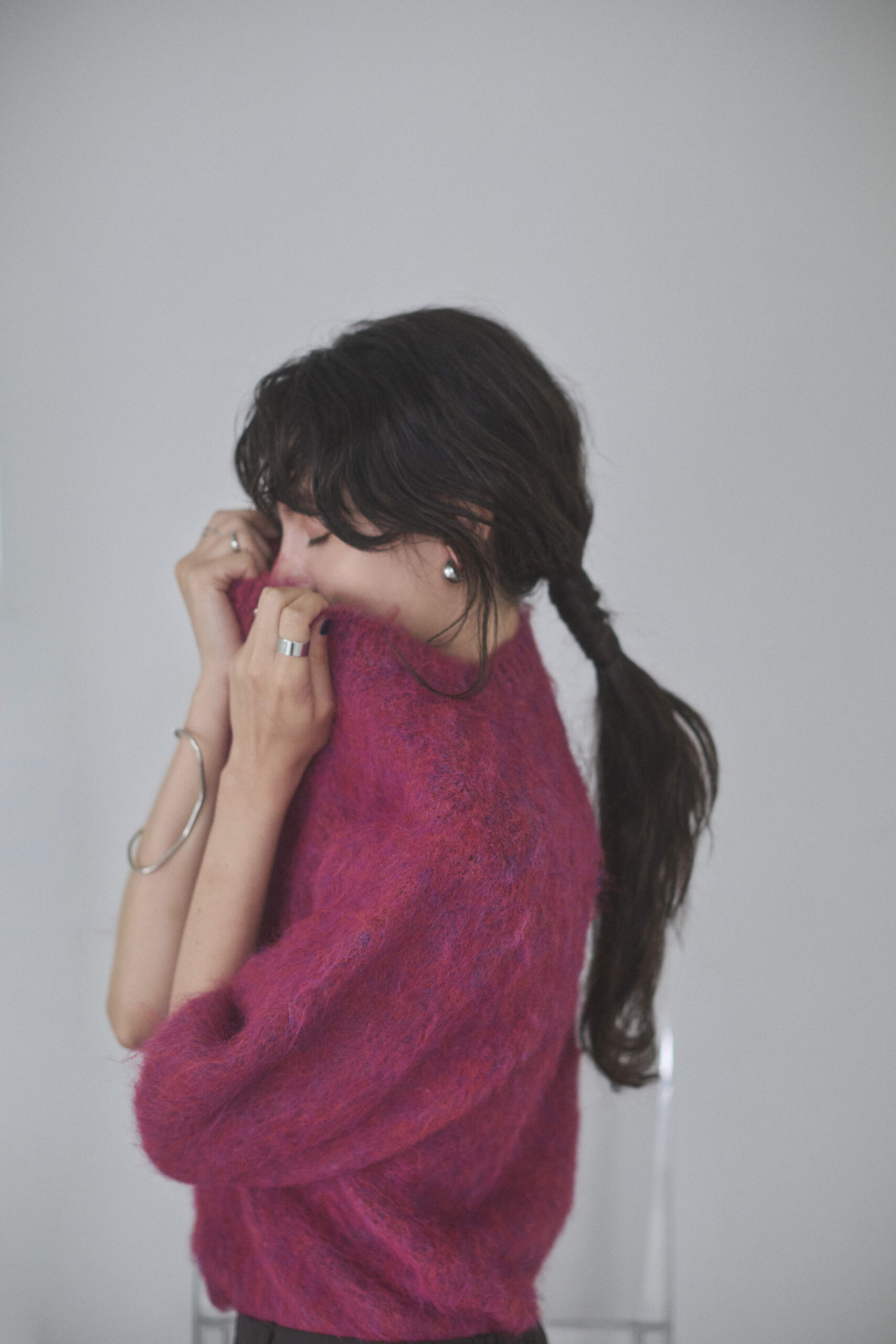 ベリー色の半袖セーターを着ている女性モデル写真