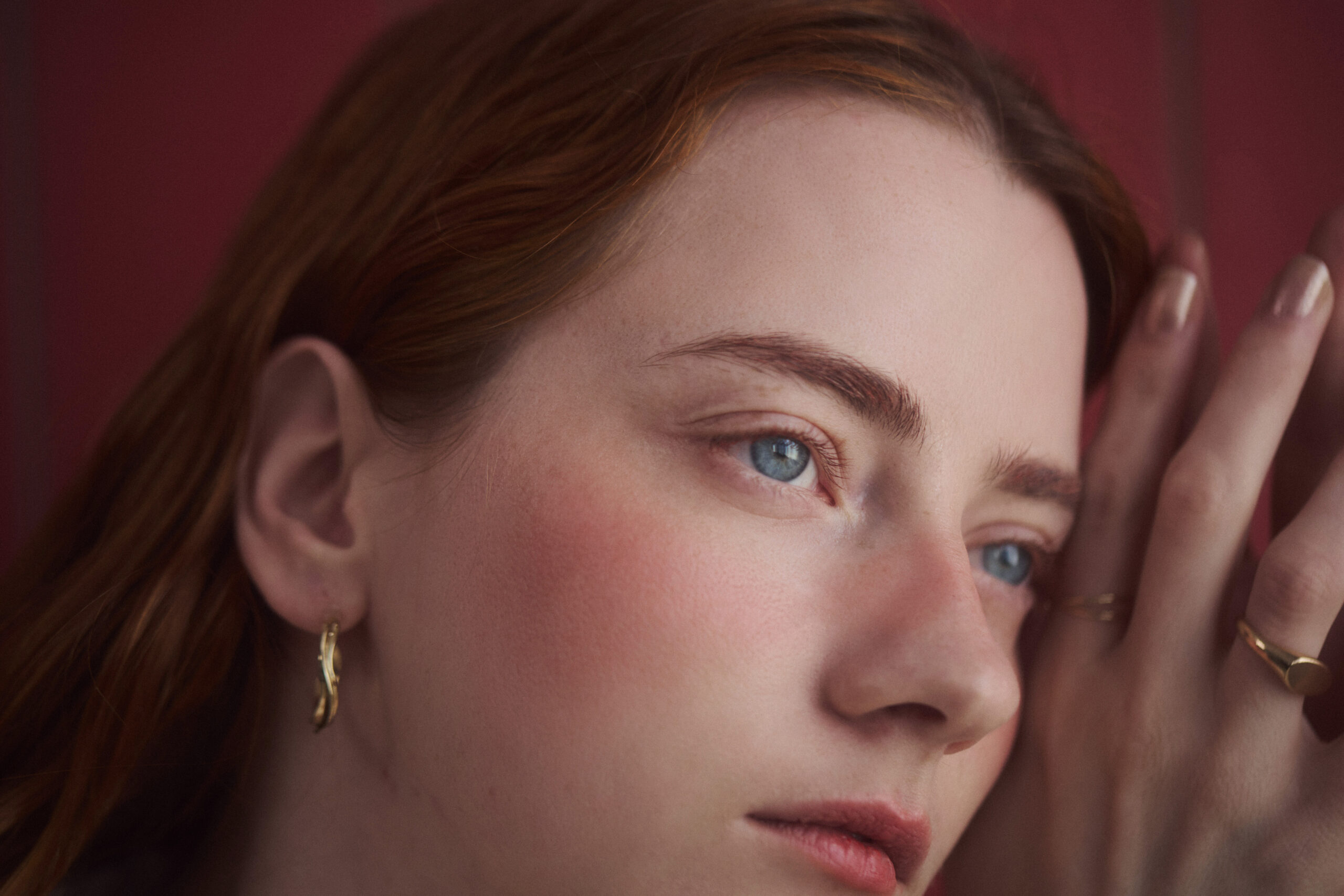 青い瞳と赤毛の外国人モデルのアップ写真